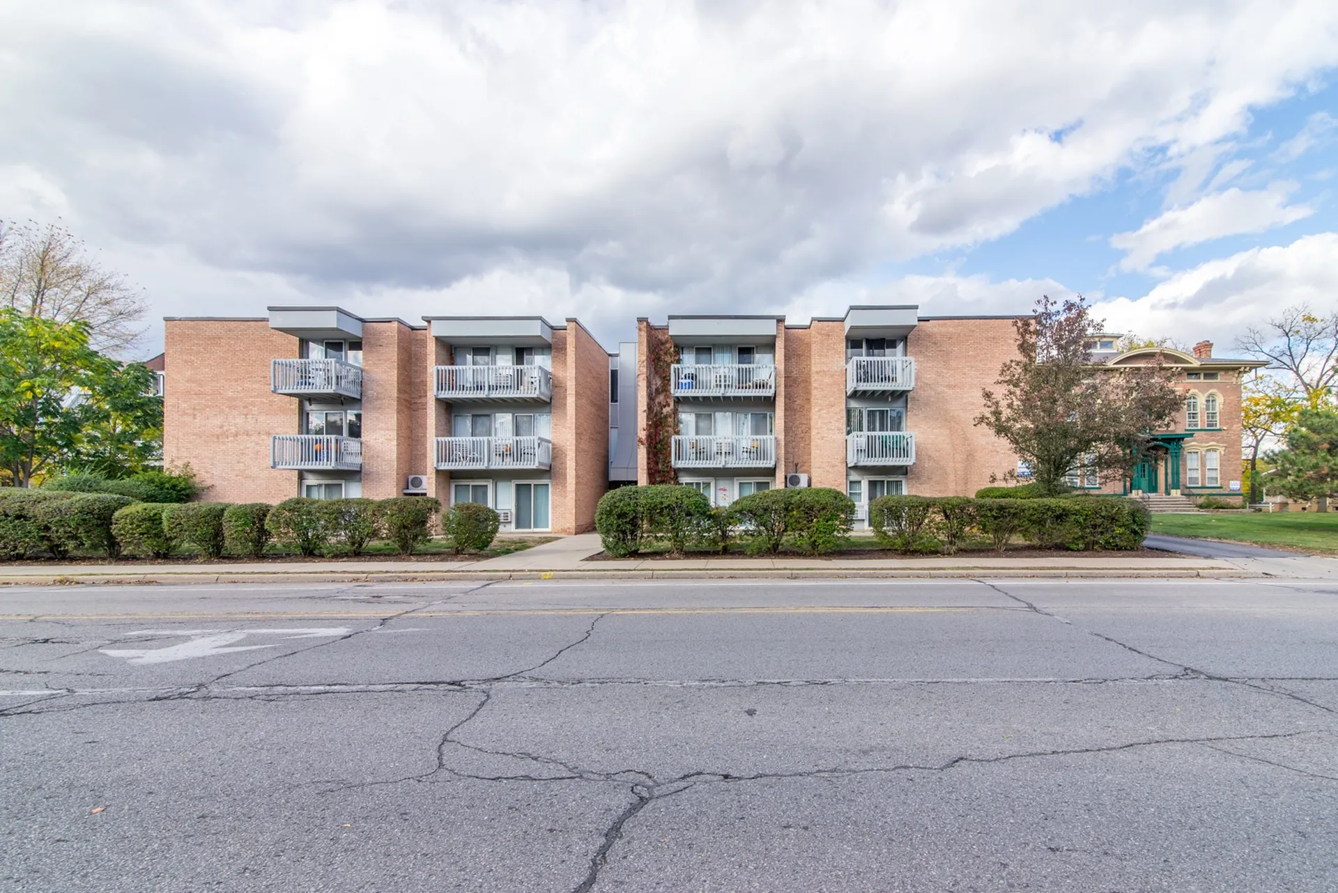 hero_campus_404_Forest 404 forest straight shot of apartment complex.
